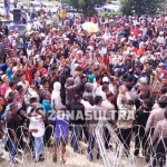 Massa Pendukung Rasak-Haris Boikot Jalan di Depan Kantor KPU Massa Pendukung Rasak-Haris Boikot Jalan di Depan Kantor KPU