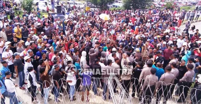 Massa Pendukung Rasak-Haris Boikot Jalan di Depan Kantor KPU