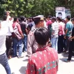 Berebut Lokasi Orasi Dua Kelompok Aksi di Depan Polda Sultra Bersitegang Berebut Lokasi Orasi Dua Kelompok Aksi di Depan Polda Sultra Bersitegang