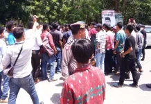 Berebut Lokasi Orasi Dua Kelompok Aksi di Depan Polda Sultra Bersitegang Berebut Lokasi Orasi Dua Kelompok Aksi di Depan Polda Sultra Bersitegang