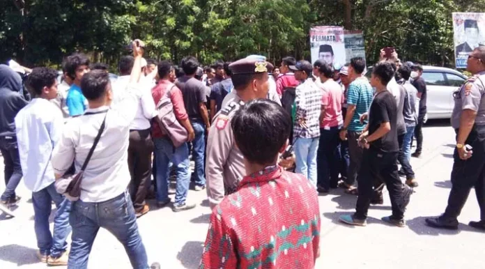 Berebut Lokasi Orasi Dua Kelompok Aksi di Depan Polda Sultra Bersitegang