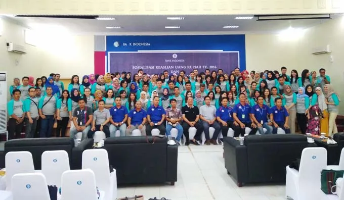 foto bersama Persatuan Kasir 150 Kasir Perbankan Ikuti Sosialisasi Ciri Keaslian Uang Rupiah Baru dari BI