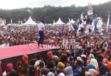 Kampanye Akbar ADP-Sul Dihantam Hujan Deras, Puluhan Ribu Massa Berhamburan Kampanye Akbar ADP-Sul Dihantam Hujan Deras, Puluhan Ribu Massa Berhamburan