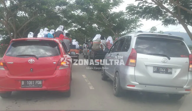 kondisi jalan saat kampanye tafdil-johan Kampanye Akbar Bertahan, Jalan Protokol Bombana Macet