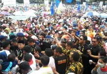 Belasan Ribu Pendukung Rasak-Haris Tumpah Ruah, Lapangan Benu-Benua Jadi “Lautan” Manusia Belasan Ribu Pendukung Rasak-Haris Tumpah Ruah, Lapangan Benu-Benua Jadi "Lautan" Manusia