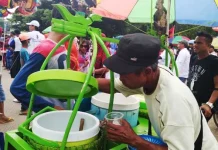 Pedagang Minuman Raup Untung Saat Kampanye Akbar Pilwali Kendari Pedagang Minuman Raup Untung Saat Kampanye Akbar Pilwali Kendari