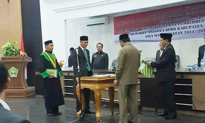 pelantikan Ketua DPRD Kolut Lantik PAW Calon Wakil Bupati Terpilih