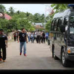 personel polisi mengamankn rekonstruksi pembunuhan