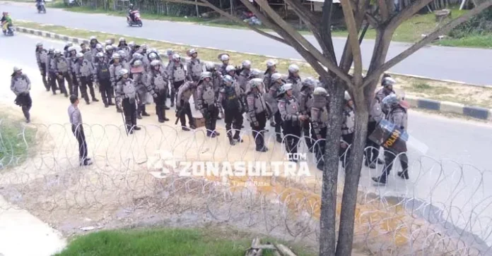 164 Personil Kepolisian Siaga di Depan Kantor KPU Kota Kendari