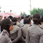 Polwan Jadi Garda Terdepan Kawal Aksi Demo Tim Rasak-Haris Polwan Jadi Garda Terdepan Kawal Aksi Demo Tim Rasak-Haris