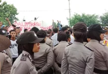 Polwan Jadi Garda Terdepan Kawal Aksi Demo Tim Rasak-Haris Polwan Jadi Garda Terdepan Kawal Aksi Demo Tim Rasak-Haris
