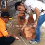 Ledakan di Rumah Asrun, Serpihan Kaca Ditemukan 60 Meter dari Sumber Ledakan Ledakan di Rumah Asrun, Serpihan Kaca Ditemukan 60 Meter dari Sumber Ledakan