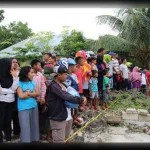 warga tonton rekonstruksi pembunuhan