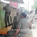 Satpol PP Bongkar Lapak Pedagang di Jalan Saosao Satpol PP Bongkar Lapak Pedagang di Jalan Saosao