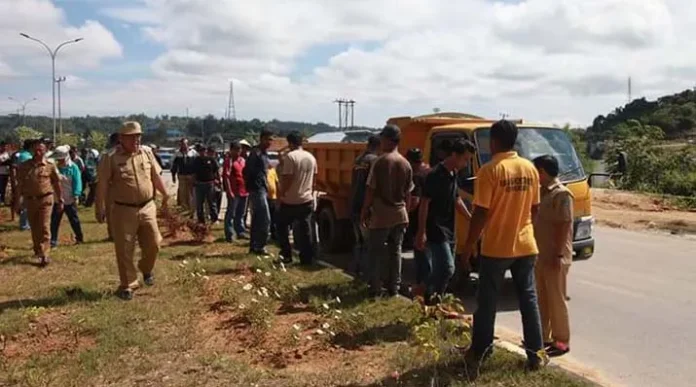 Wali Kota Kendari Turun Langsung Pimpin Pembersihan Jalan di Seputaran Jembatan Kuning