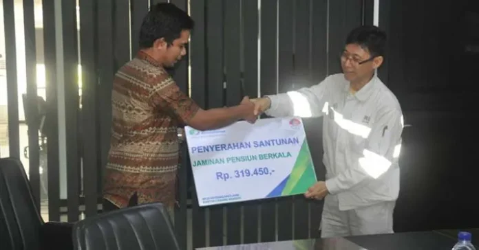 Kali Pertama, BPJS Ketenagakerjaan Kendari Serahkan Santunan Jaminan Pensiun pada Ahli Waris