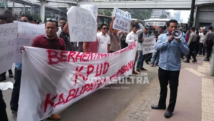 Puluhan Warga Bombana Gelar Aksi Desak DKPP RI Pecat Ketua dan Anggota KPUD Bombana