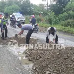 Cegah Laka Lantas, Satlantas Polres Konsel Timbun Jalan yang Berlubang Cegah Laka Lantas, Satlantas Polres Konsel Timbun Jalan yang Berlubang