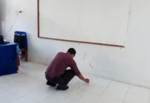 Papan Tulis Rusak, Guru SMA 1 Raha Mengajar dengan Menggunakan Lantai Tehel Papan Tulis Rusak, Guru SMA 1 Raha Mengajar dengan Menggunakan Lantai Tehel