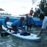 Warga Kadatua Histeris Lihat Menteri Susi Dayung Perahu Sendiri Warga Kadatua Histeris Lihat Menteri Susi Dayung Perahu Sendiri