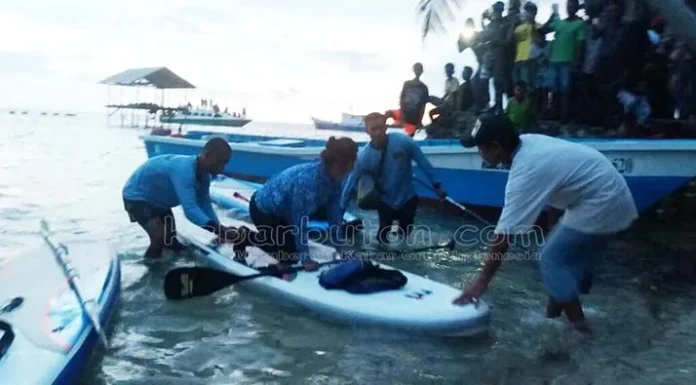 Warga Kadatua Histeris Lihat Menteri Susi Dayung Perahu Sendiri