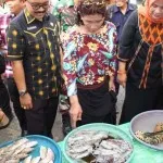 Kunjungi Pasar Ikan Mola, Menteri Susi Borong Cumi-cumi dan Ikan Merah Kunjungi Pasar Ikan Mola, Menteri Susi Borong Cumi-cumi dan Ikan Merah
