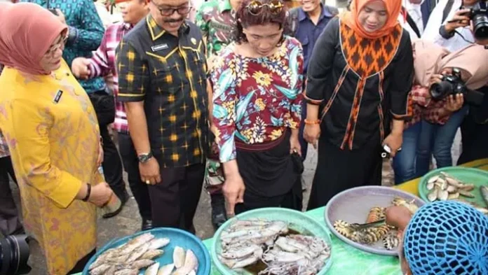 Kunjungi Pasar Ikan Mola, Menteri Susi Borong Cumi-cumi dan Ikan Merah
