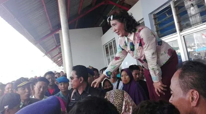 Menteri Susi Bagikan Nomor HP ke Nelayan Kota Kendari