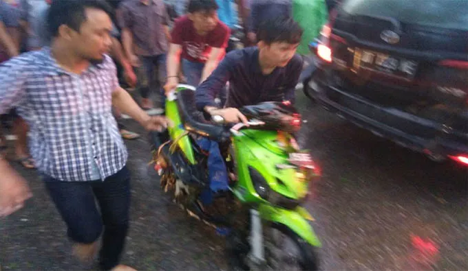 motor_jatuh Banjir, Satu Unit Motor Jatuh ke Got dan Terseret Arus Hingga Puluhan Meter