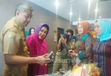 Gubernur Anggarkan Rp.20,8 Miliar Seragam Tenun PNS Pemprov Gubernur Anggarkan Rp. 20,8 Miliar Seragam Tenun PNS Pemprov