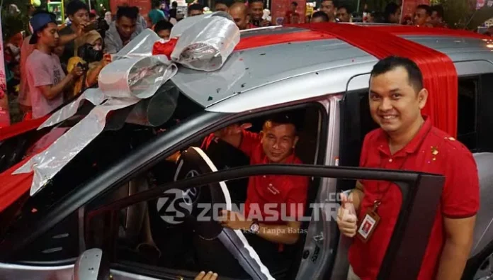 pemenang_undian Tukarkan Poin di Undian Pesta Akhir Tahun Telkomsel, Petani Merica Asal Konawe Ini Dapat Mobil