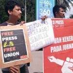 Puluhan Jurnalis Kendari Berdemo Tuntut Polisi Penjarakan Oknum PNS RS Muna Puluhan Jurnalis Kendari Berdemo Tuntut Polisi Penjarakan Oknum PNS RS Muna