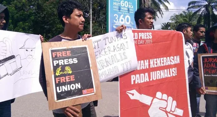 Puluhan Jurnalis Kendari Berdemo Tuntut Polisi Penjarakan Oknum PNS RS Muna