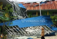 Atap Sekolah Ambruk, Siswa SDN 12 Baruga Terpaksa Diliburkan Atap Sekolah Ambruk, Siswa SDN 12 Baruga Terpaksa Diliburkan