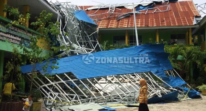 Atap Sekolah Ambruk, Siswa SDN 12 Baruga Terpaksa Diliburkan