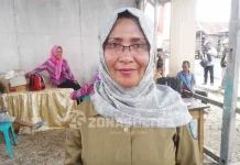 Ke Wakatobi Lagi, Menteri Susi Lakukan Pengobatan Gratis Bagi Warga Bajo Hasmi_Kepala_Poskesdes_Mola_Selatan