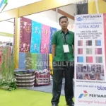 Kisah Sukses Pengusaha Tenun Khas Sultra, dari Sepeda Ontel Hingga Pameran Mancanegara Kisah Sukses Pengusaha Tenun Khas Sultra, dari Sepeda Ontel Hingga Pameran Mancanegara