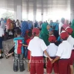 Ratusan Siswa Wakatobi Sambut Mendikbud di Bandara Matahora Ratusan Siswa Wakatobi Sambut Mendikbud di Bandara Matahora