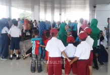 Ratusan Siswa Wakatobi Sambut Mendikbud di Bandara Matahora Ratusan Siswa Wakatobi Sambut Mendikbud di Bandara Matahora