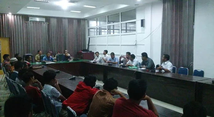 Listrik Tak Kunjung Menyala, Warga Batuganda Kolut Adukan PLN ke Dewan