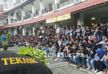 Rekan Dianiaya, Ratusan Mahasiswa Teknik UHO Berkumpul Tuntut Pelaku Segera Ditangkap Rekan Dianiaya, Ratusan Mahasiswa Teknik UHO Berkumpul Tuntut Pelaku Segera Ditangkap