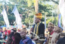 Pj Bupati Mubar Berkuda, Ruksamin-Rauf Kenakan Pakaian Petani di Karnaval Tenun Sultra Pj Bupati Mubar Berkuda, Ruksamin-Rauf Kenakan Pakaian Petani di Karnaval Tenun Sultra