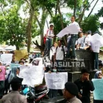 Tuntut Kepsek Dicopot, Ratusan Siswa SMAN 1 Raha Demo di Dikbud Muna Tuntut Kepsek Dicopot, Ratusan Siswa SMAN 1 Raha Demo di Dikbud Muna