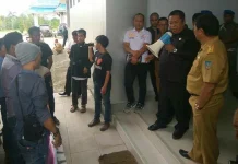 Tuntut Perbaikan Jalan Puluhan Warga Lakukan Aksi Demonstrasi di Kantor Bupati Konsel