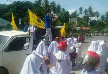 Tuntut Penyelesaian Dualisme Kepemimpinan di Akper Muna, Mahasiswa Lakukan Aksi Demo Tuntut Penyelesaian Dualisme Kepemimpinan di Akper Muna, Mahasiswa Lakukan Aksi Demo