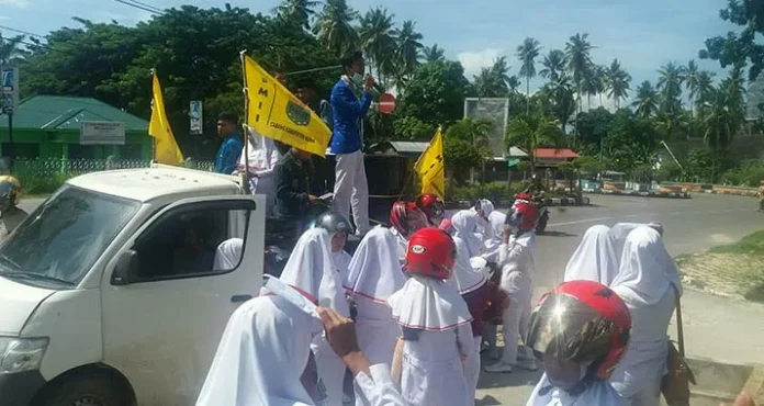 Tuntut Penyelesaian Dualisme Kepemimpinan di Akper Muna, Mahasiswa Lakukan Aksi Demo