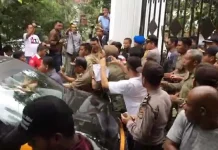 Demo Kasus Nur Alam, Massa Terlibat Bentrok dengan Satpol PP Demo Kasus Nur Alam, Massa Terlibat Bentrok dengan Satpol PP