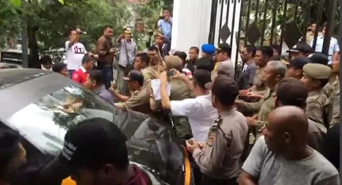 Demo Kasus Nur Alam, Massa Terlibat Bentrok dengan Satpol PP