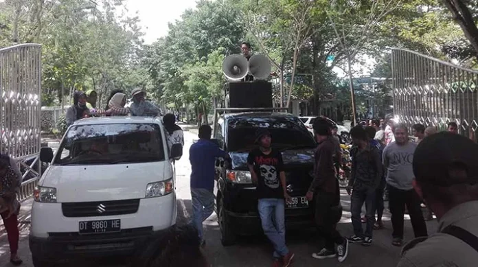 Puluhan Pedagang Pasar Wuawua Demo Tuntut Pembongkaran Pasar Swasta di Eks Pasar Panjang