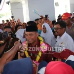 Guru di Wakatobi Usul Pakaian Adat Saat Menjemput Mendikbud di Bandara Guru di Wakatobi Usul Pakaian Adat Saat Menjemput Mendikbud di Bandara
